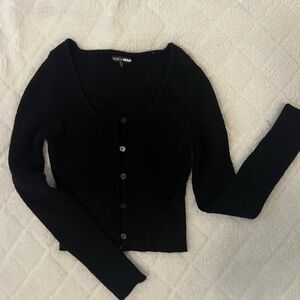 Fashion Nova Button Up Sweater
Never worn 
Size S